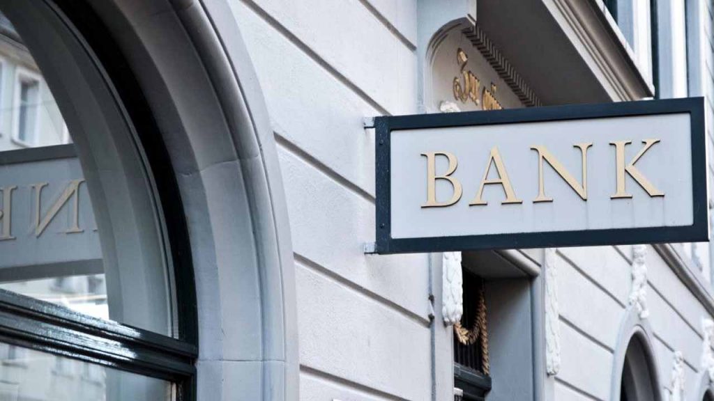 Aaj Bank Khula hai ya band